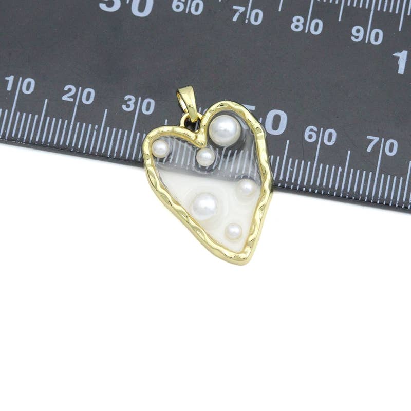 BestBeads&Beyond – Engroshandel Vedhæng/charm – Hammeret kant akrylhjerte med perlevedhæng, Sku#JL2025