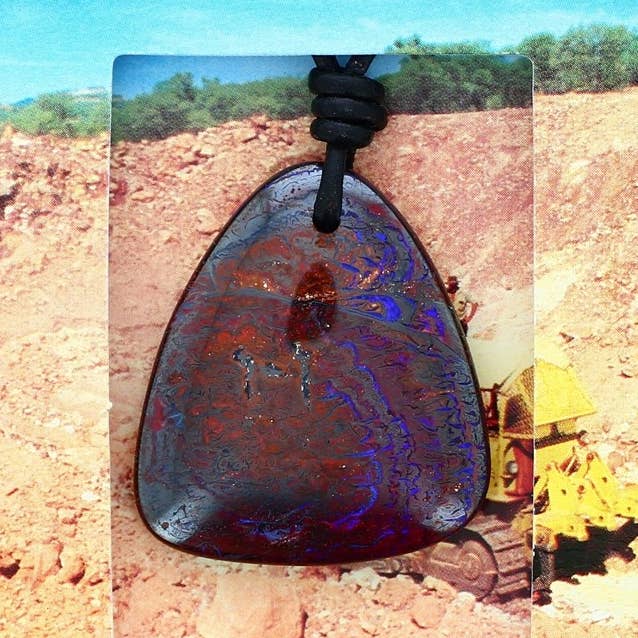 Pendentif Opale Boulder d'Australie sur Matrice pour la vente par Artisans de Madagascar