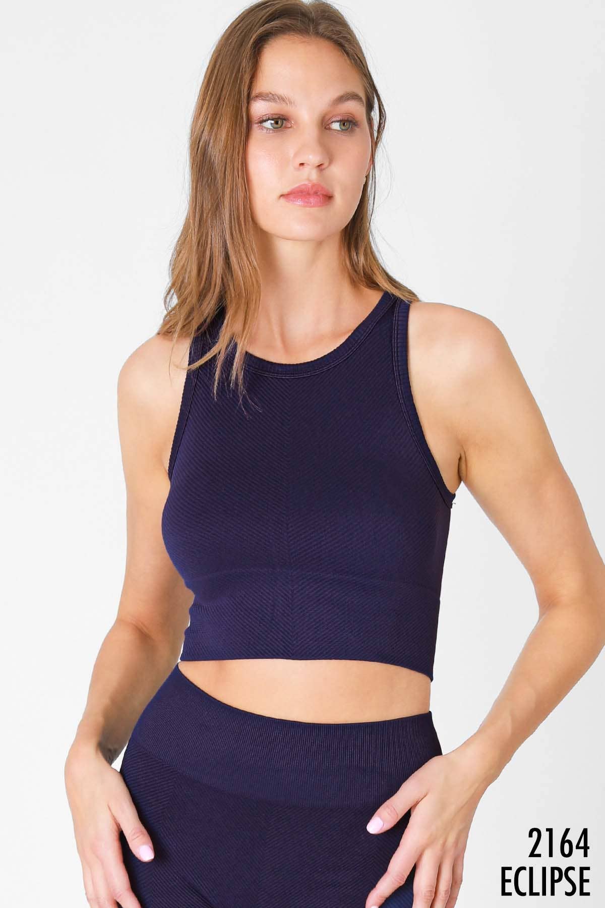 NIKIBIKI – Top de malha - Mulher por atacado – NS7933 - Top recortado Chevron Highneck15