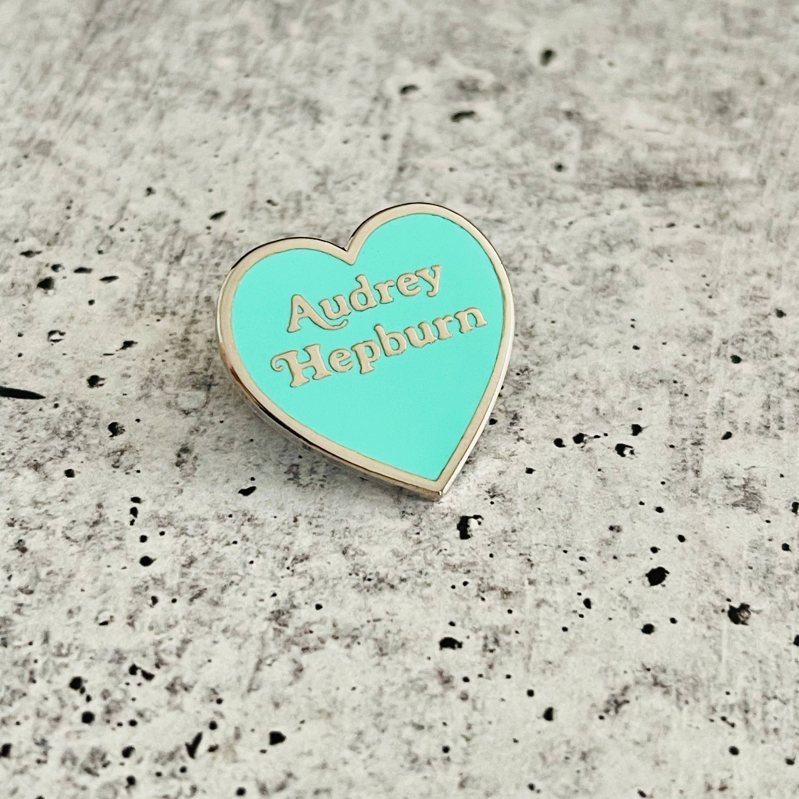 The Silver Spider – Großhandel Anstecker/Button – Audrey Hepburn Heart Emaille Anstecknadel, klassische Filme5