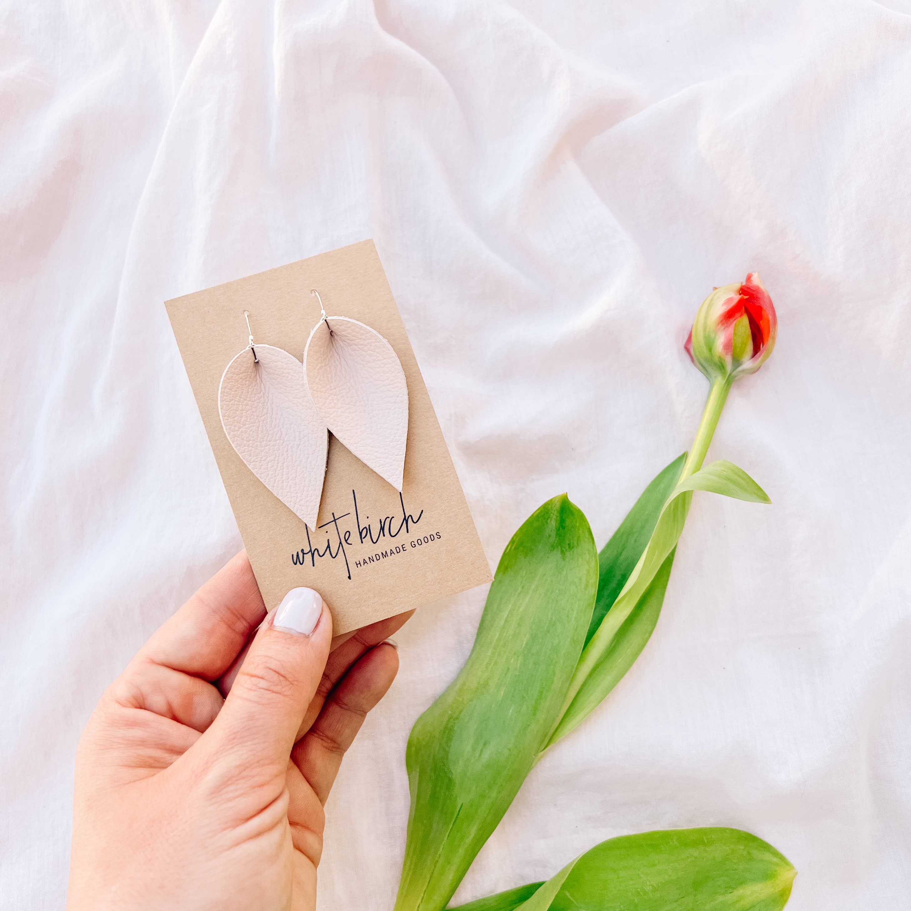 Whitebirch Handmade Goods – Brincos de argola por atacado – Brincos de folha de couro rosa nude8