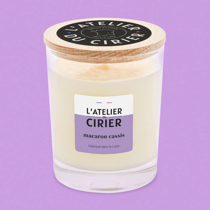 Bougie parfumée macaron cassis pour la vente par L'atelier du Cirier