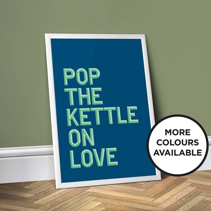 Poster mural de cuisine en couleur Pop The Kettle On Love pour la vente par Print Club North