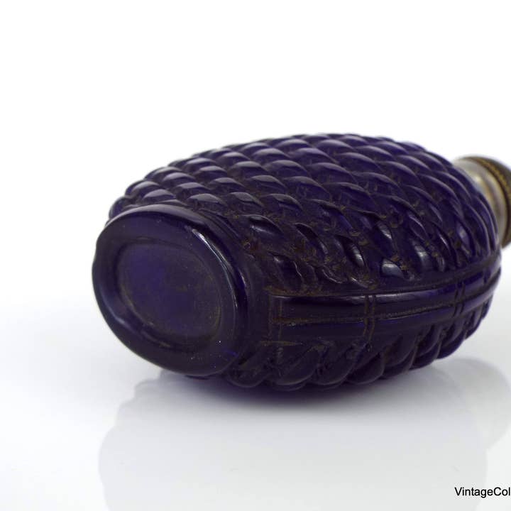 Vintagecollection888 - Vendita all'ingrosso Decorazioni da tavolo - Antica bottiglia cinese da fiuto in vetro blu intagliato.
