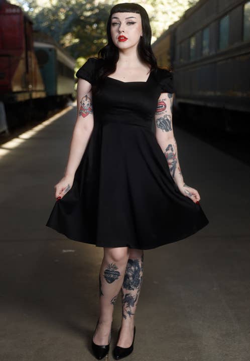 Robe Claudia Flirty Style Fifties en noir uni pour la vente par Dolly & Dotty