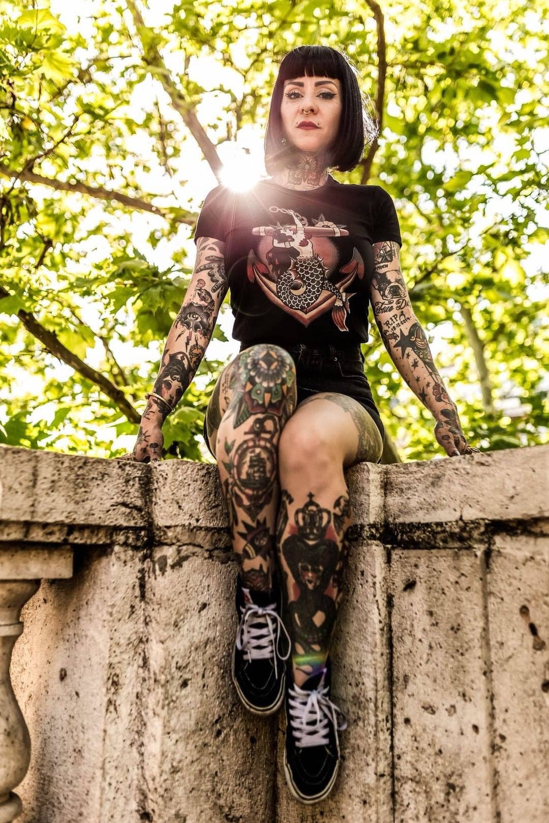 Mischief Made – T-shirt gráfica - Mulher por atacado – Tee de Ligação do Mar Vermelho em Preto1