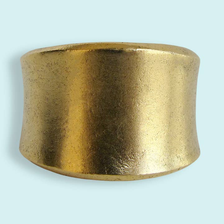 Bague à anneau concave en or pour la vente par Ornamental Things