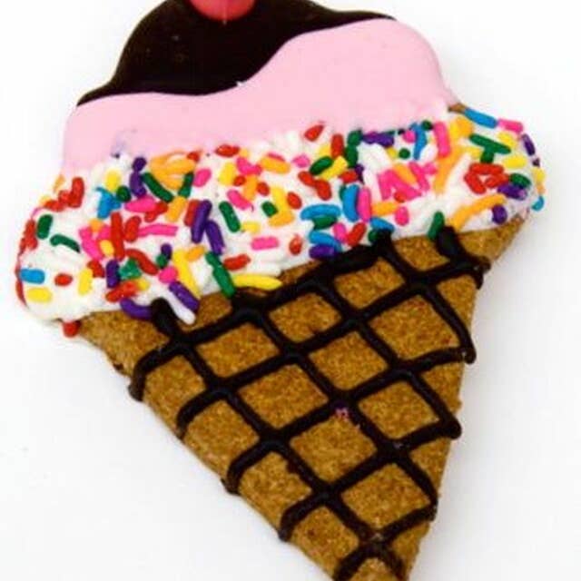 Cornet de crème glacée rose Sundae - Friandise pour chiens pour la vente par Taj Ma-Hound Bakery for Dogs
