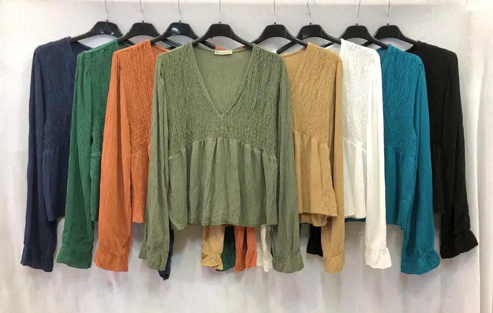 Mimi & Gogo - Wholesale Blouse - Women's - V-neck blouse with small smocking @23625_BlouseV0