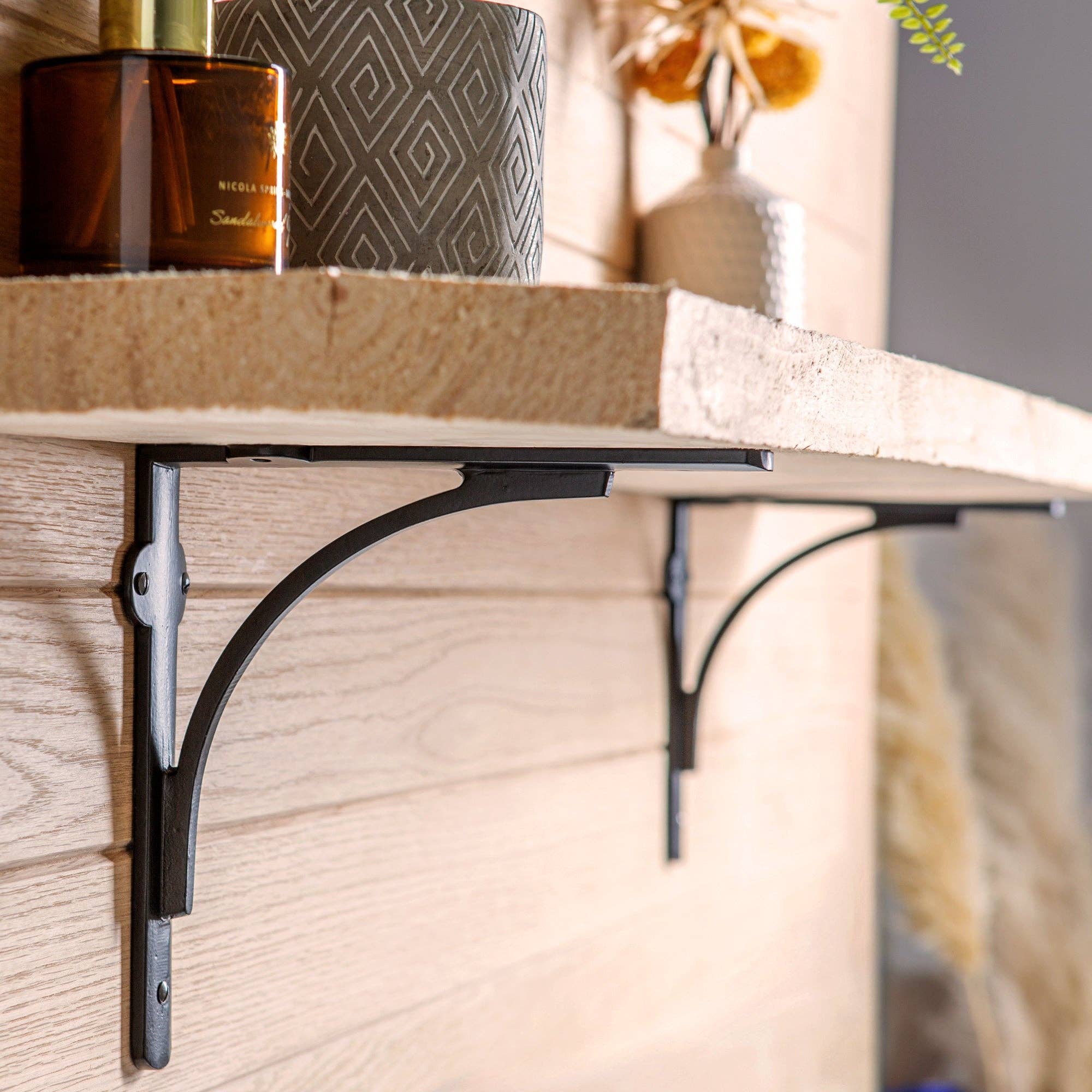 Rinkit Ltd – Großhandel Wandregale – Gebogene Regalhalterung aus Eisen - D205 mm2