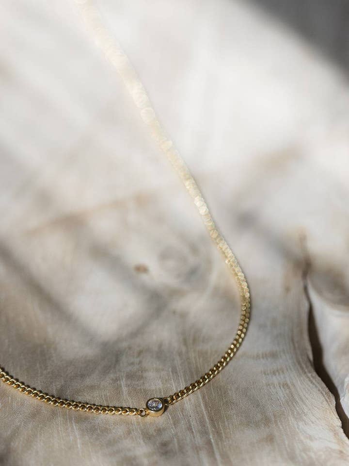 Tour de cou solitaire en cristal doré pour la vente par Coast and Cove