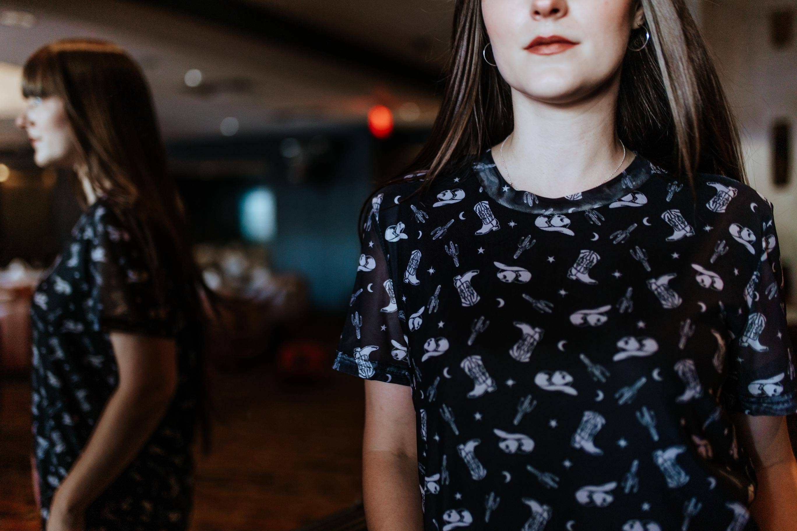 Sort MK380 Black Hills Guld kortærmet mesh-kapekjole for engroshandel på Faire2