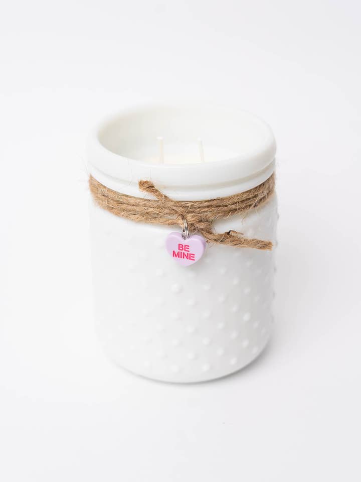 Candela Vintage Bianco/Trasparente con Motivo a Rilievo e Cuore di Conversazione per la vendita all'ingrosso da parte di Sweet Wick Candle Company