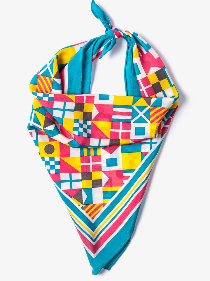Écharpe en crêpe 100 % soie Nautical Flags par Alynn pour la vente par Alynn