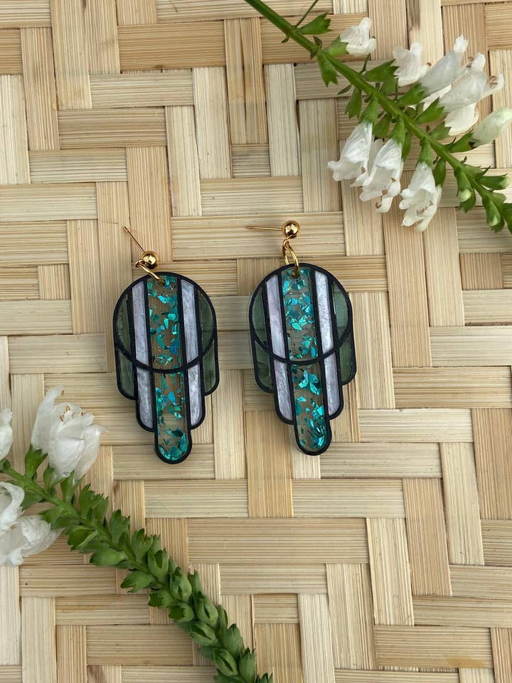 Farvede glas deco buer øreringe i krikand flake - mørke rammer for engroshandel hos Mountains of Whimsy