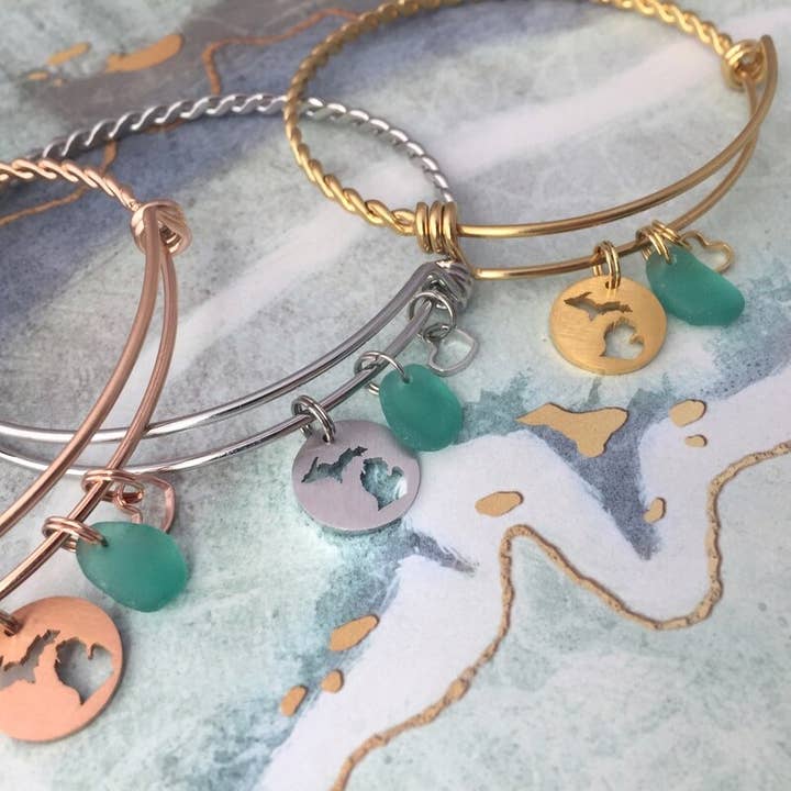 Bracelet extensible en verre de plage vert pour la vente par My Captured Journey