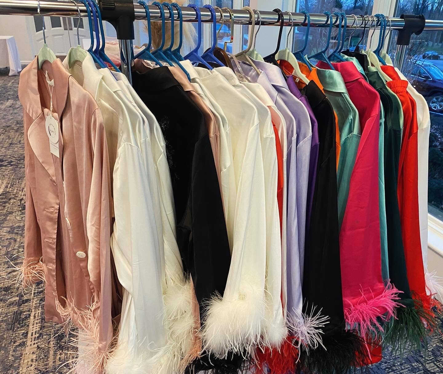 Plume AF Design - Vente Haut et bas de pyjama – femme - Pyjama extensible en satin avec garniture en plumes d'autruche amovible18