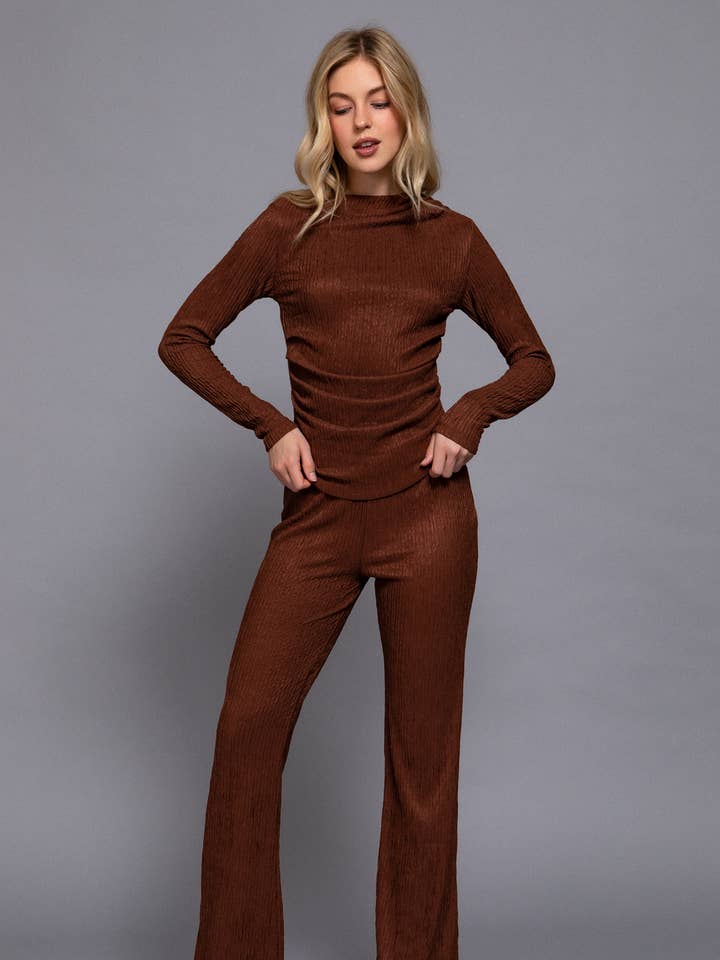 Ensemble haut drapé à manches longues et pantalon évasé avec ceinture pour la vente par Active Basic | Active USA