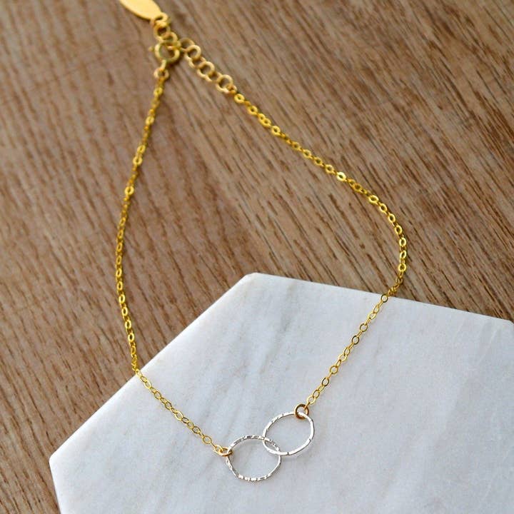 Infinity Fotlänk - handgjord hamrad fotlänk med sammanlänkade dubbla cirklar för wholesale av Foamy Wader