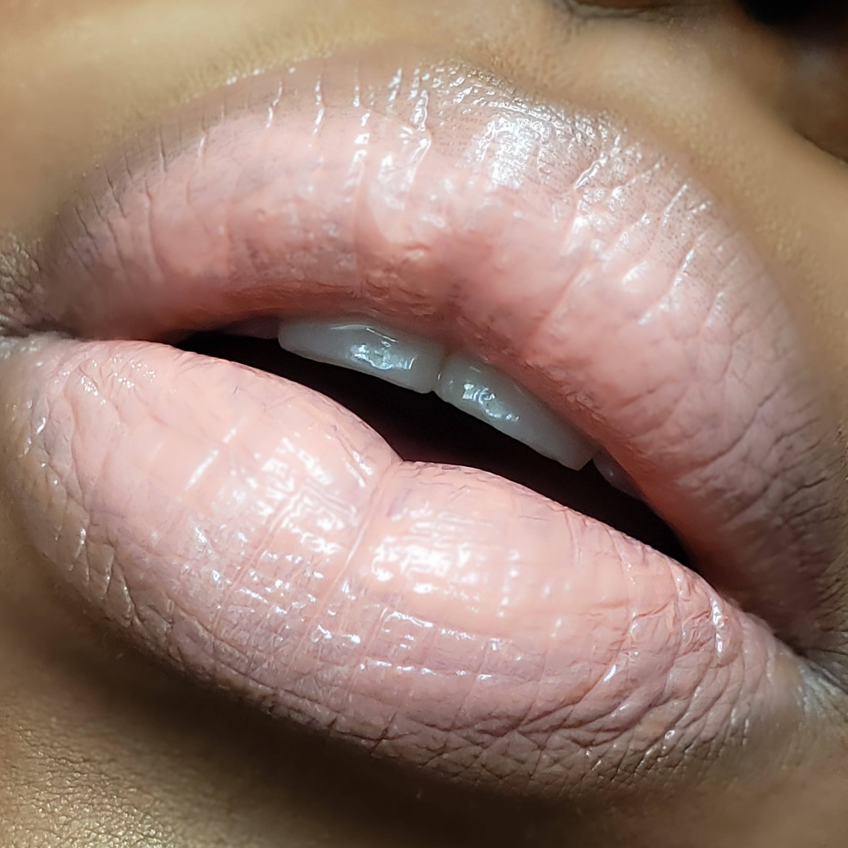 Island Play Cosmetics – Großhandel Lipgloss – Peace & Gloss: Leichter, cremefarbener, nackter Lipgloss2