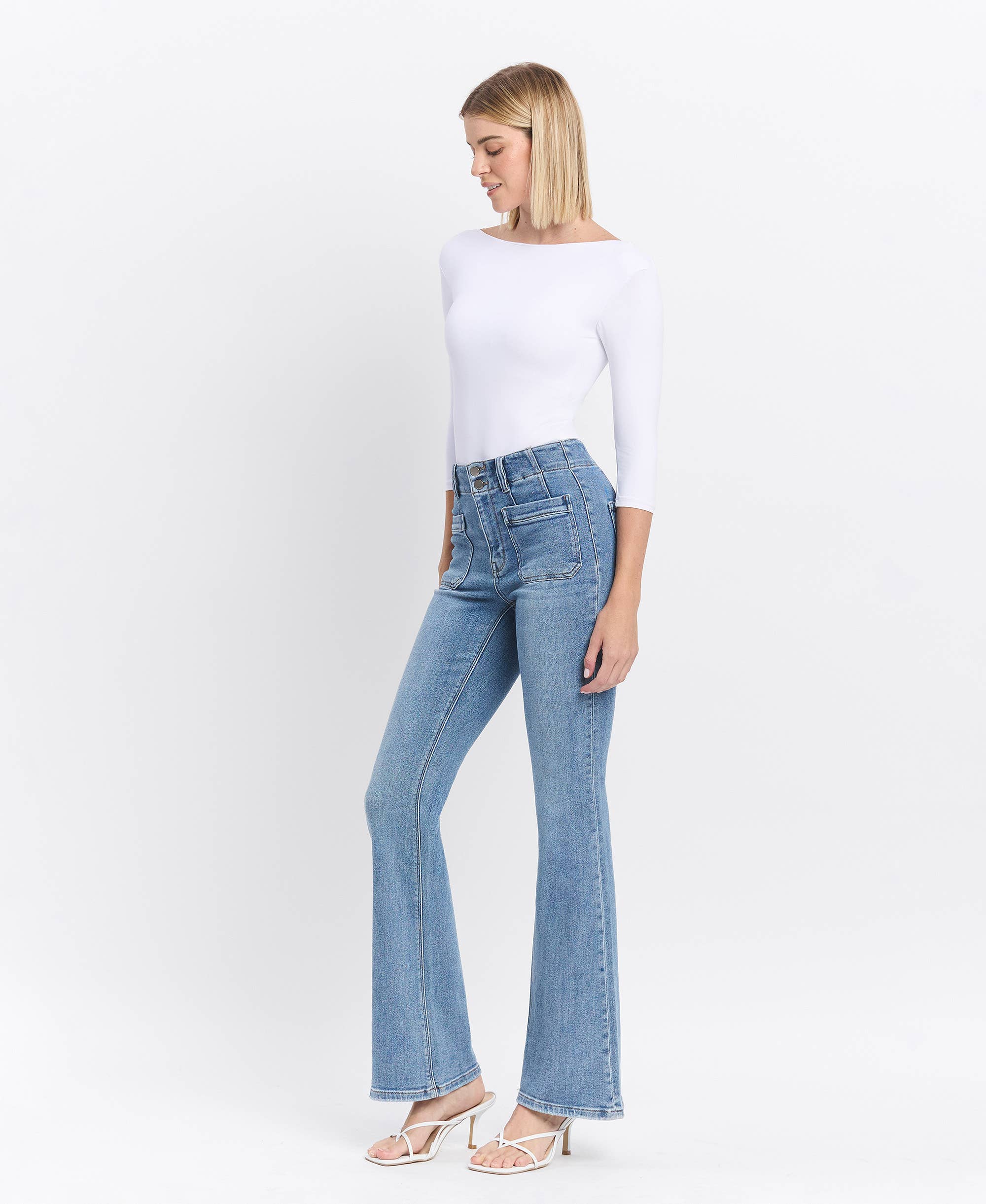 SIN CULPA VAQUEROS ACAMPANADOS CON BOLSILLO FRONTAL Y DETALLE DE DARDOS DE TALLE ALTO F5510 de venta al por mayor en Faire8