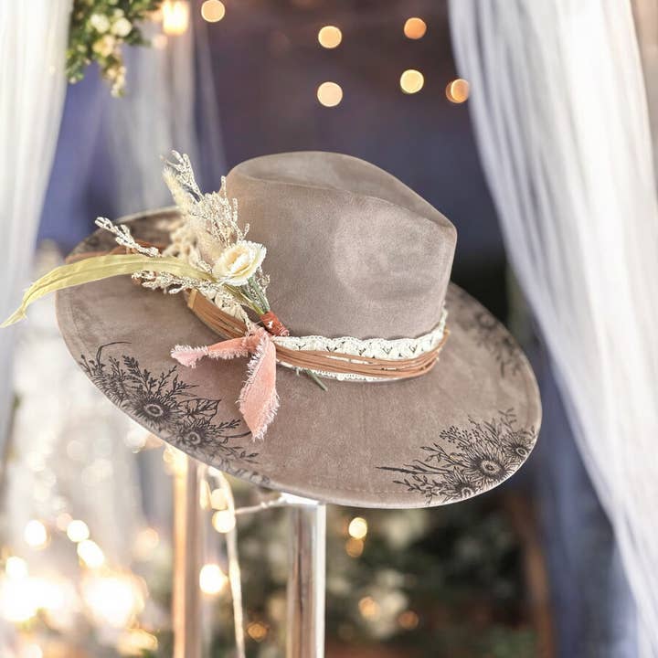 Wild Indigo - Venta al por mayor Sombrero cowboy - Mujer - Sombrero de Gamuza Ranchero, Sombrero Vaquero | Ala Floral de Girasol1