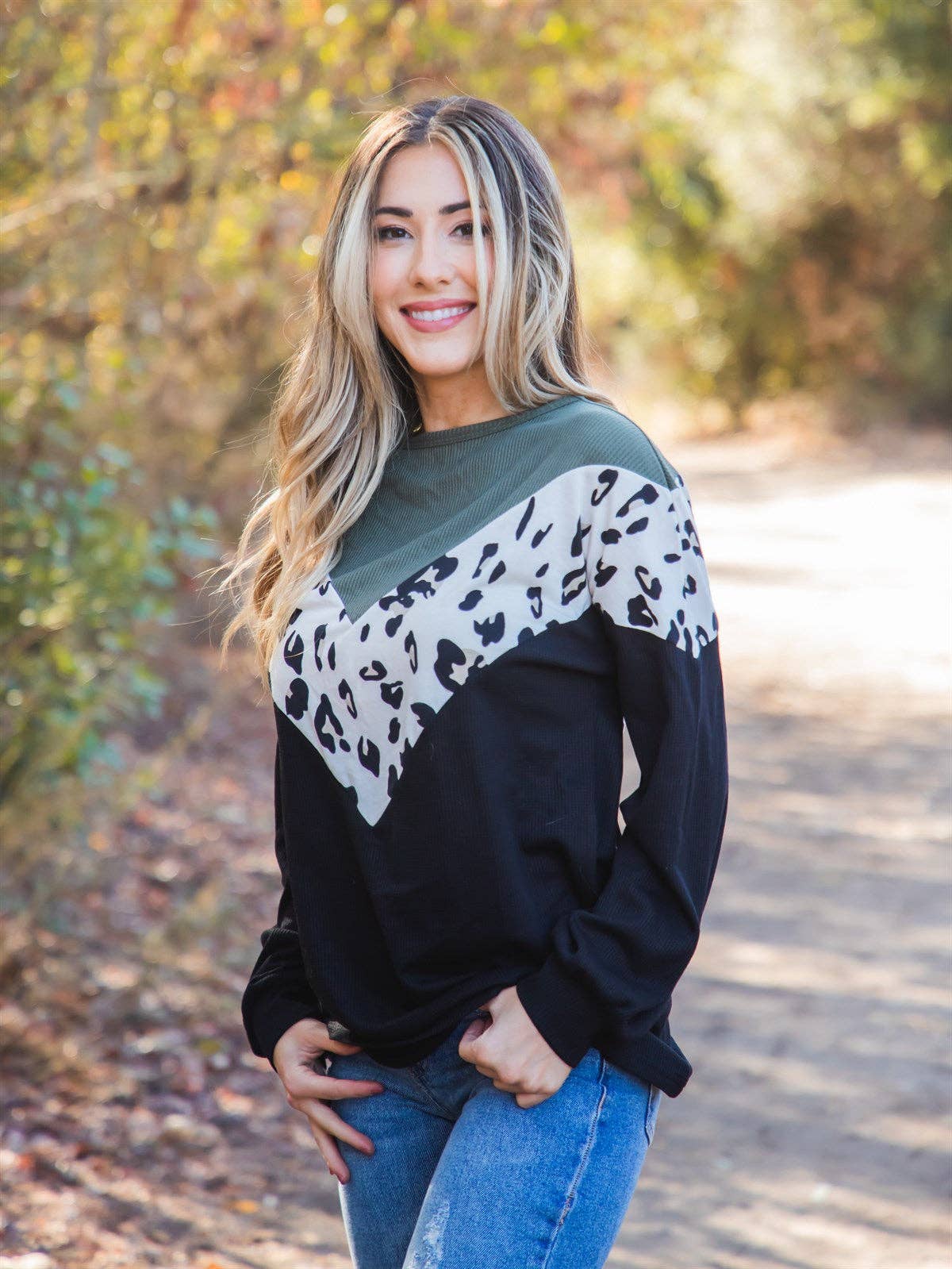 Tickled Teal - Vendita all'ingrosso Felpa - Donna - Top ovale con stampa animalier con dettaglio a V3