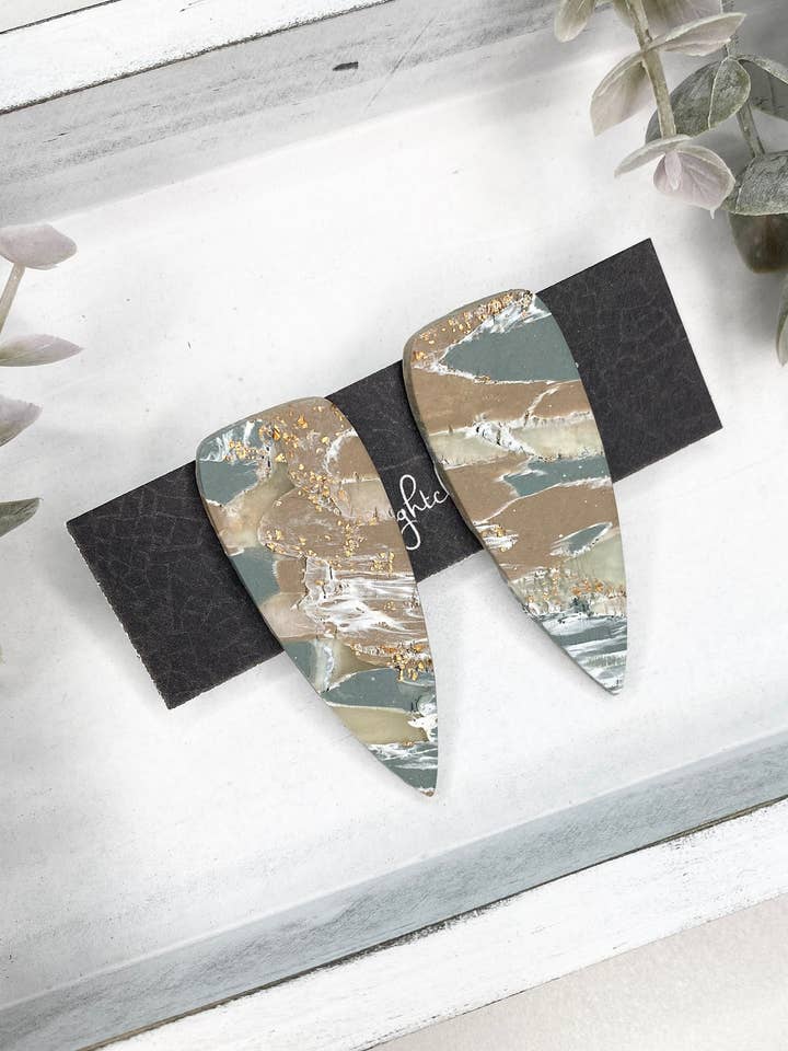 Boucles d'oreilles blanches taupe, pour femmes, boucles d'oreilles en argile, bijoux pour la vente par midnightclayco