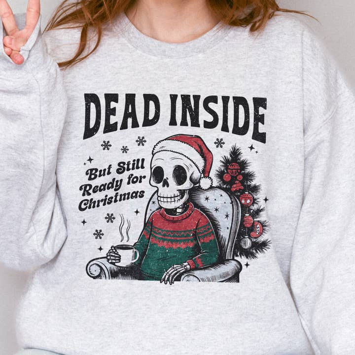 Död inuti men fortfarande redo för jul Skeleton Unisex Heavy Blend Crewneck Sweatshirt för wholesale av with love, aj.