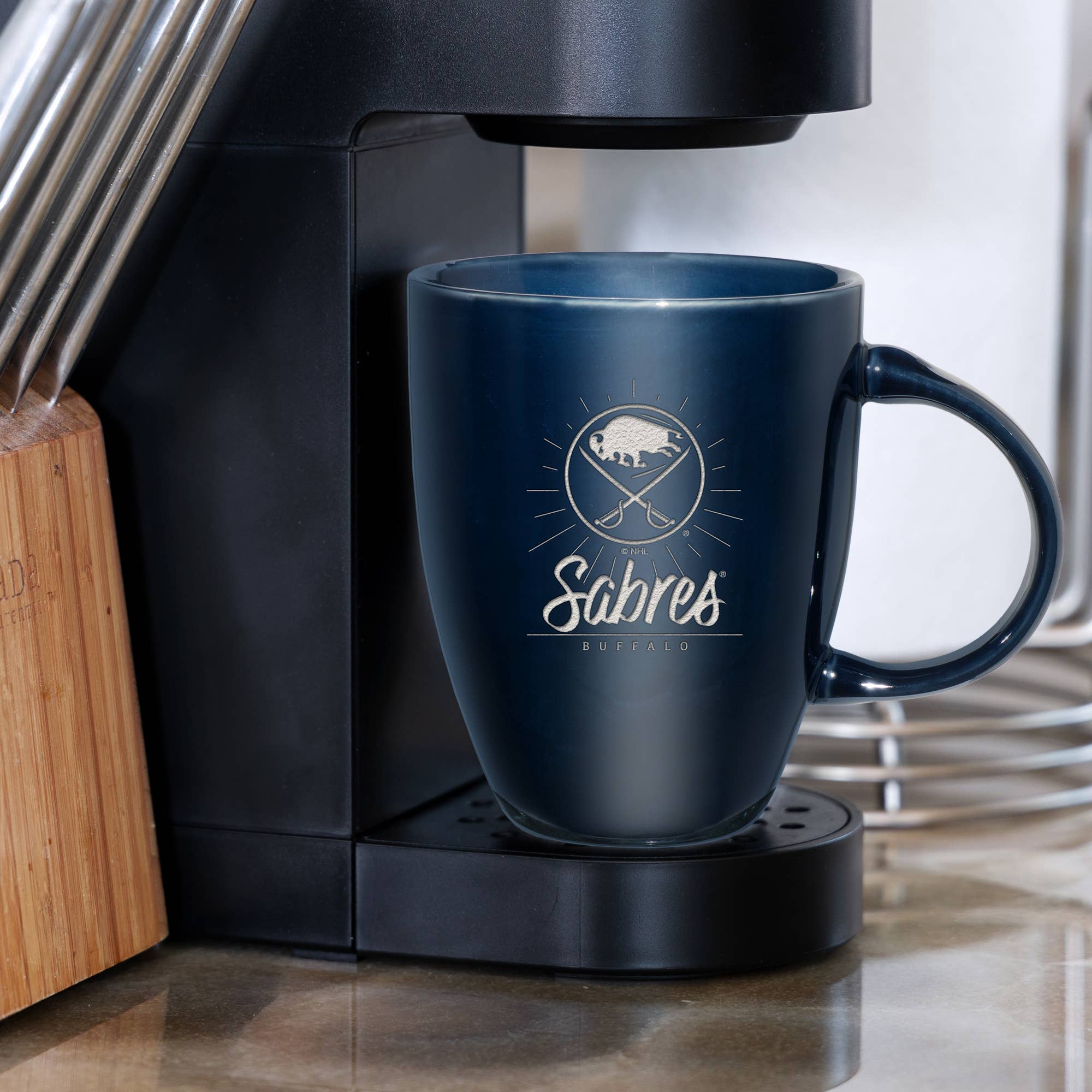 Rico Industries - Vente Tasse à café - Mug en céramique lustrée gravé au laser 18oz NHL Buffalo Sabres Marine1