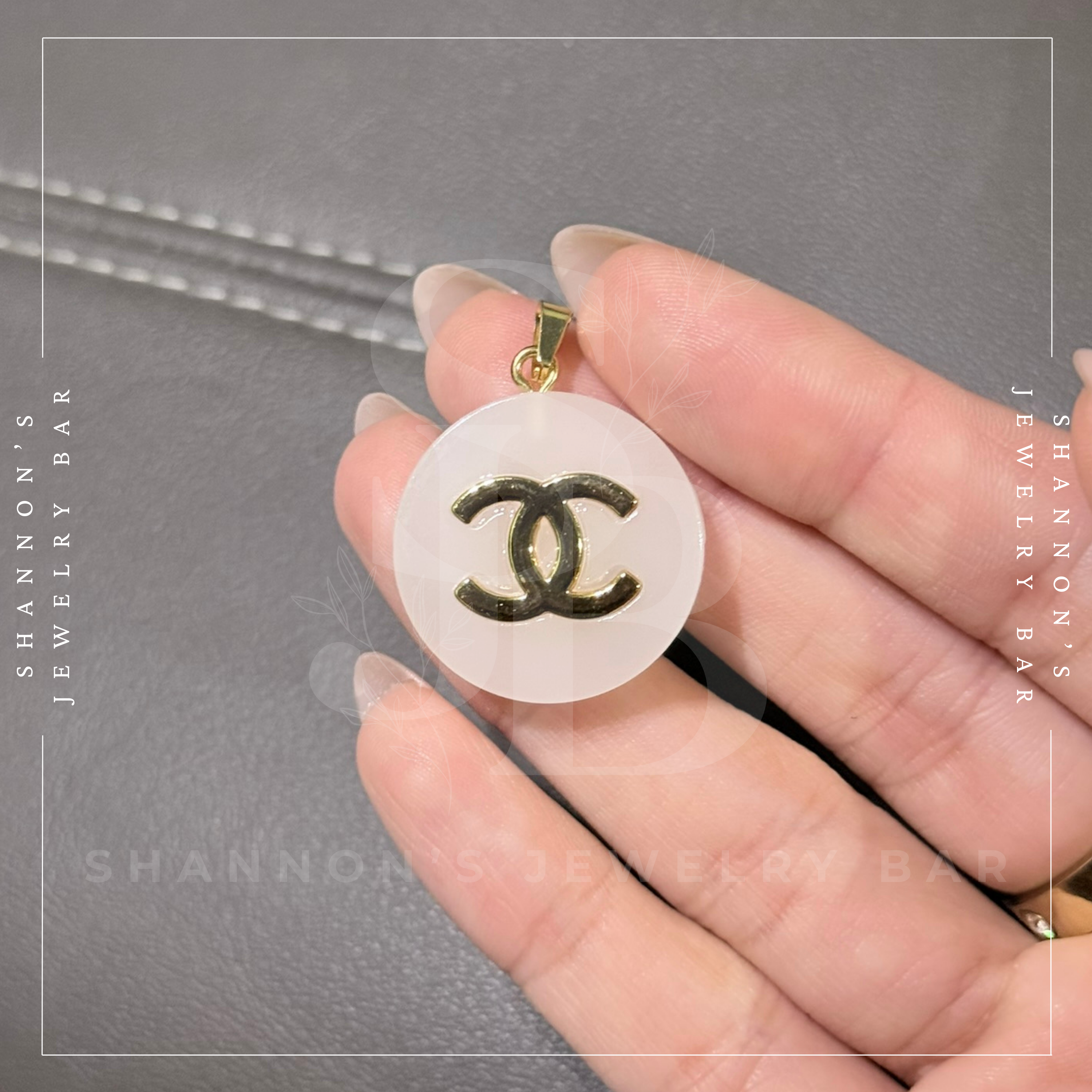 Shannon's Jewelry Bar – wholesale Individuell berlock/hänge – CHANEL Berlock Dragkedja Guld CC Grå Rund Harts 25mm7