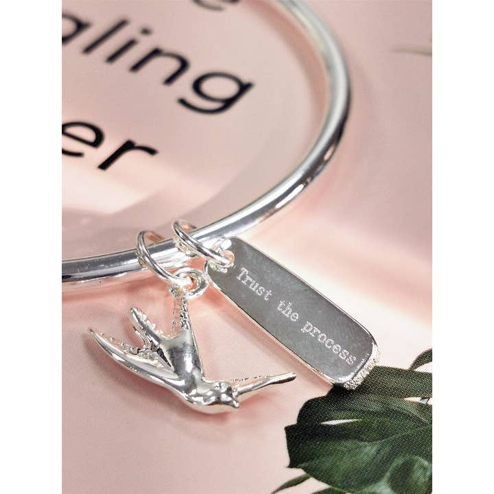 SYMBOLOGY JEWELLERY – Großhandel Armband mit Charms/Anhängern – Trust the Process Armreif mit silbernem Schwalben-Anhänger