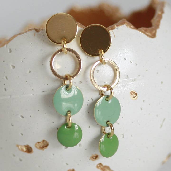 Brincos de Prego em Esmalte Verde Misturado e Ouro por atacado de Kaiko Studio
