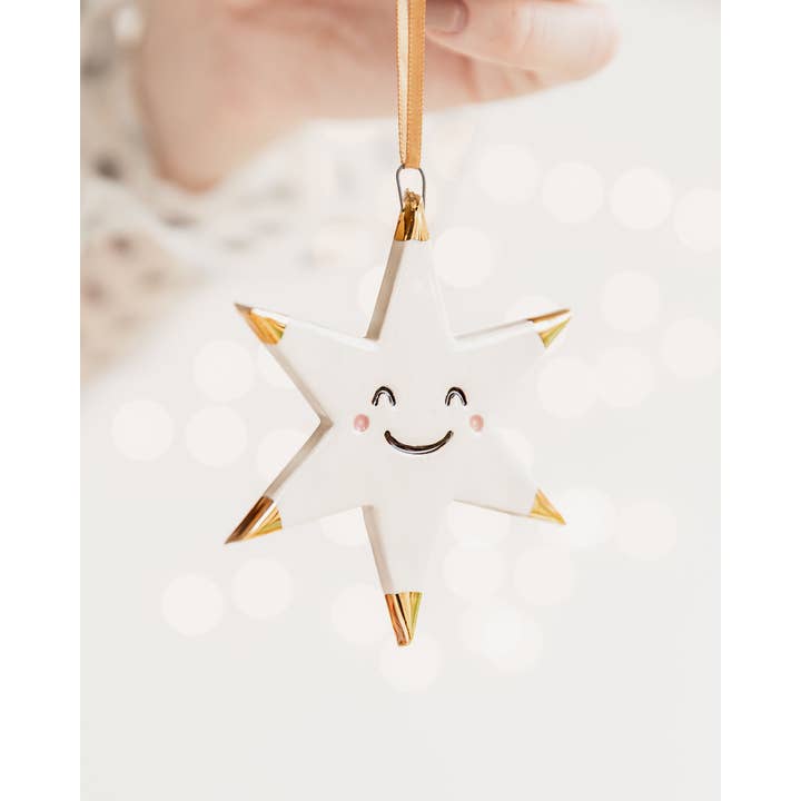 Witte ster keramische ornament met een smiley gezicht & gouden punten voor wholesale door White Rain Ceramics