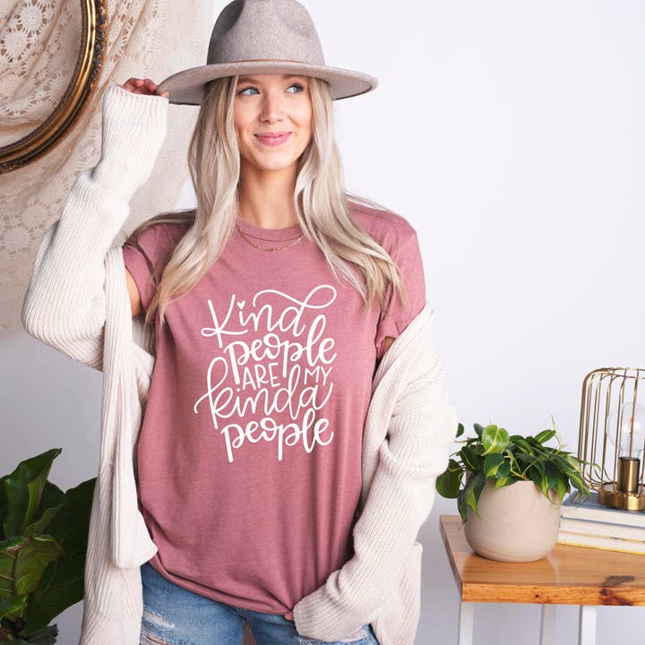 T-shirt graphique inspirant Kind People are My Kinda People pour la vente par Words & Wellness