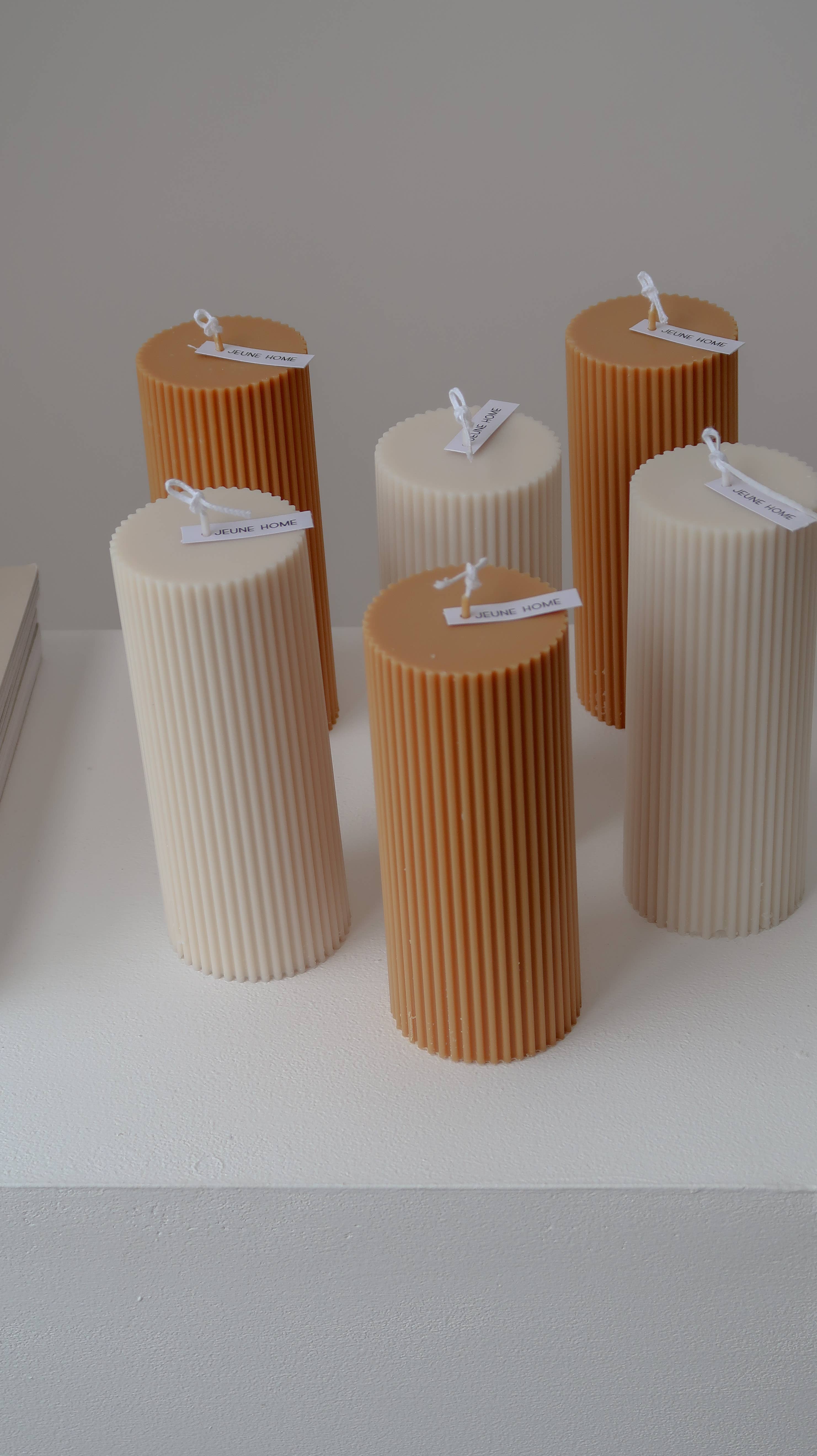 Jeune Home - Vente Bougies piliers - Bougie cylindrique côtelée au parfum de soja de taille moyenne (14 x 5,5 cm) | mariage7