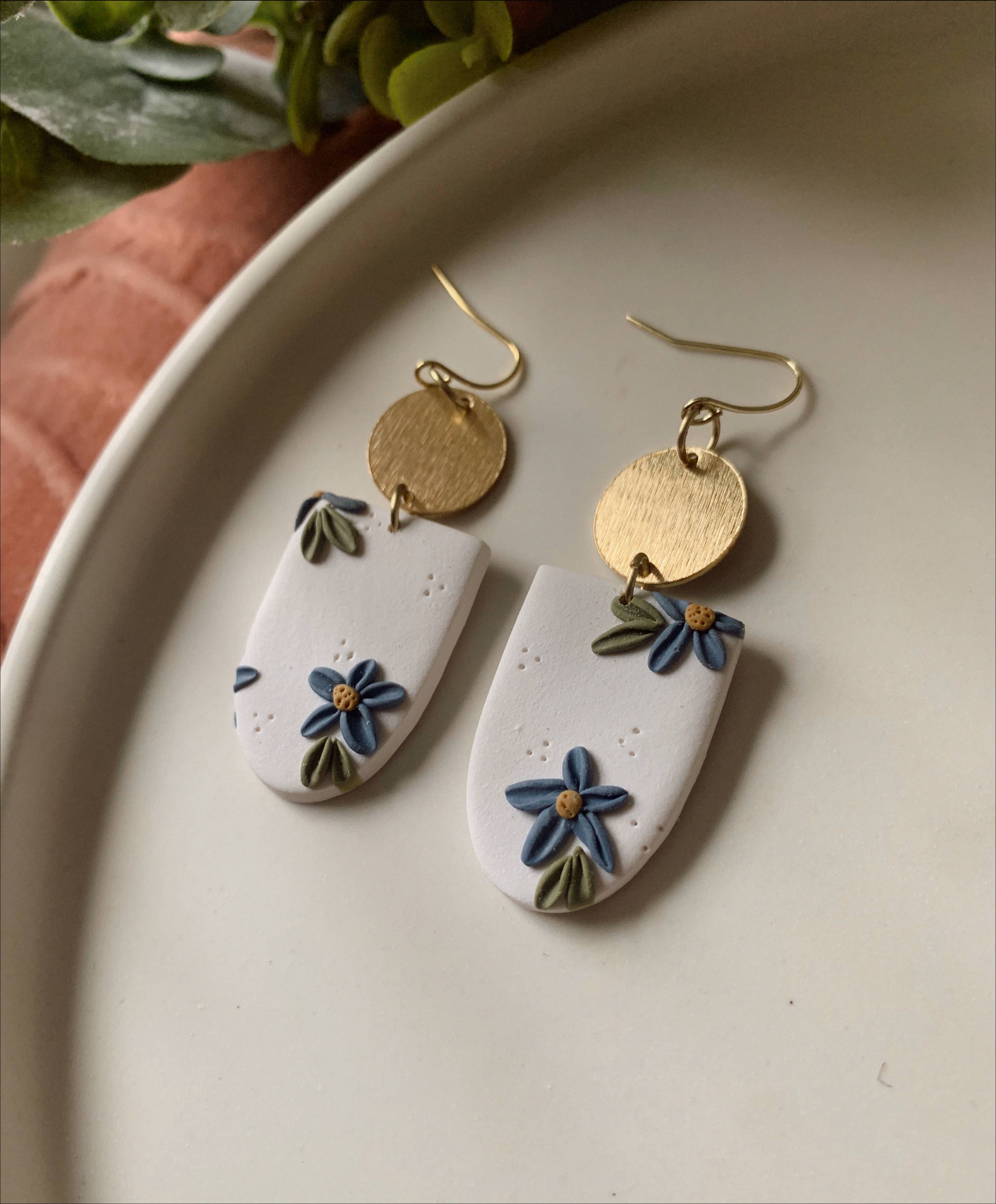 Made For More - Wholesale Hangende/ronde oorbellen - Clay Oorbellen | Blauwe bloemen oorbellen | Lente-oorbellen1