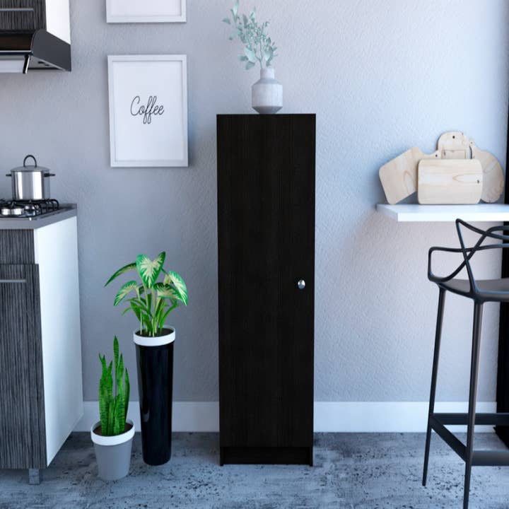 TUHOME FURNITURE – Engroshandel Skab – Catalano Pantry, Enkeltdørsskab, Fire indvendige hylder1