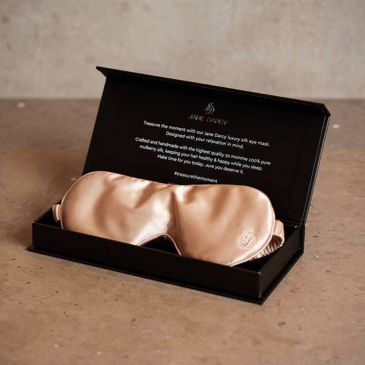 Masque de nuit en soie luxueuse, couleur champagne pour la vente par Jane Darcy