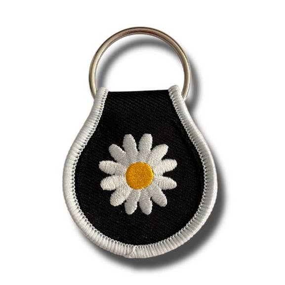 Porte-clés avec patch brodé marguerite pour la vente par twistedEGOS llc