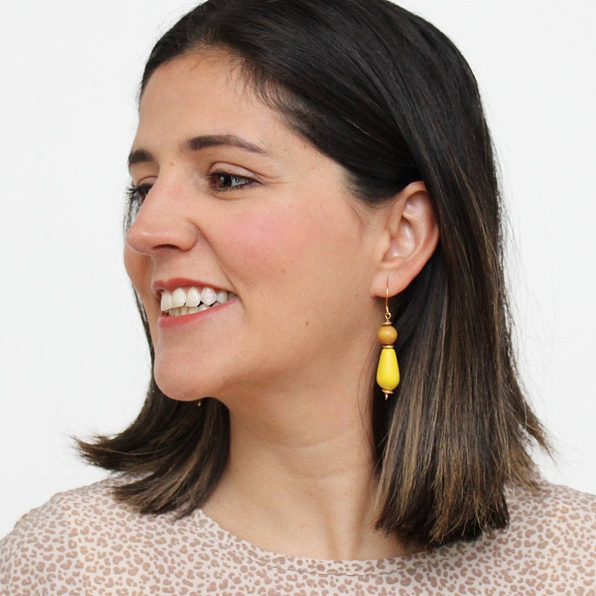 Sylca Designs – Brincos de argola por atacado – Brinco Geométrico Amarelo com Afirma de Dangle1