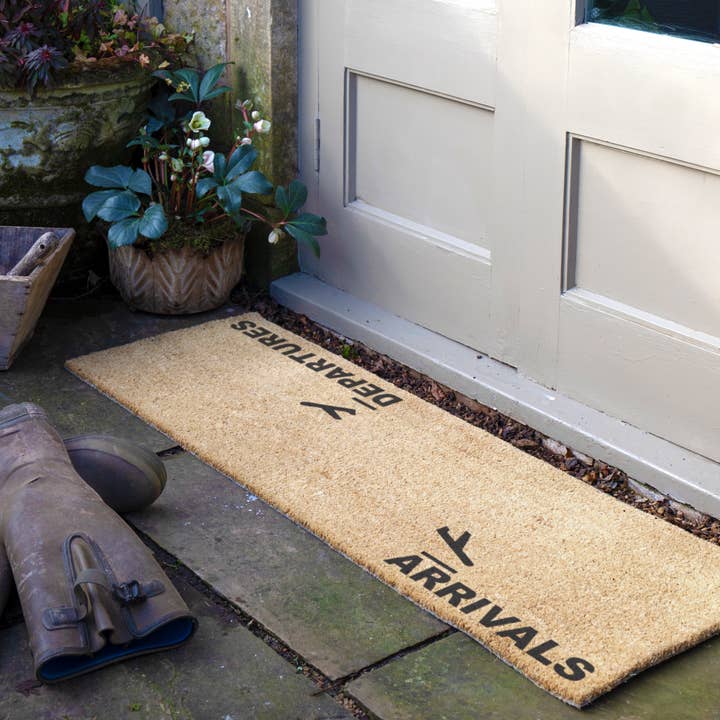 Paillasson en fibre de coco Arrivées Départs (120 x 40 cm) pour la vente par Artsy Mats