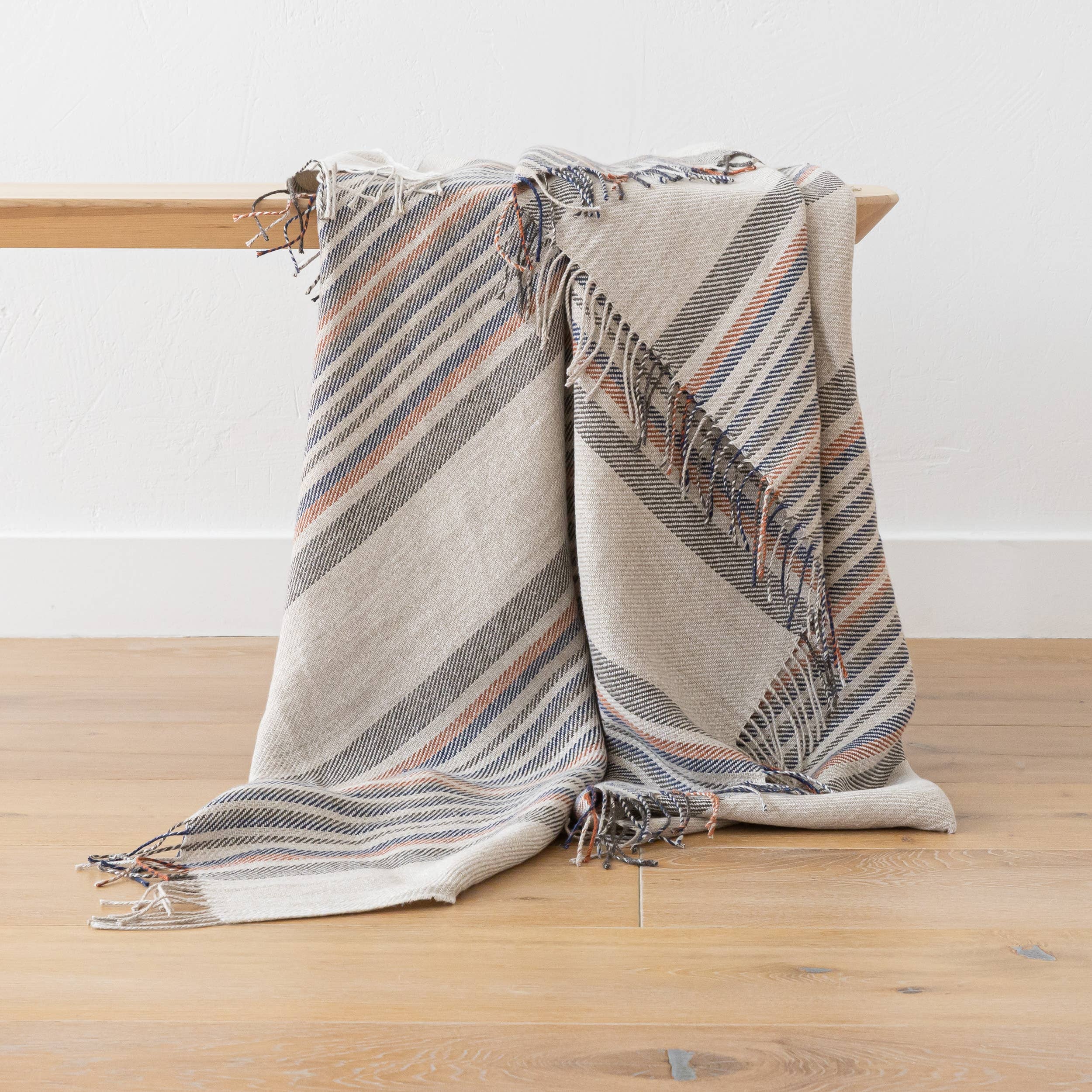 LinenMe – wholesale Prydnadsfilt – PAOLO KASTA NATURLIG INDIGO RAND 51 x 711