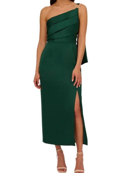 Vestido Adrianna Papell de Cetim Crepe com Decote Assimétrico de Um Ombro Só, Corpete Plissado, Aro Metálico e Racha Lateral por atacado de Immediate Apparel