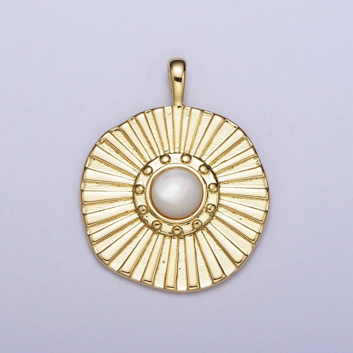 Aim Eternal - Vente Breloques/médailles personnalisées - Pendentif Texturé Rond en Perle Blanche Faisceau de Soleil Plaqué Or 24K H-3270