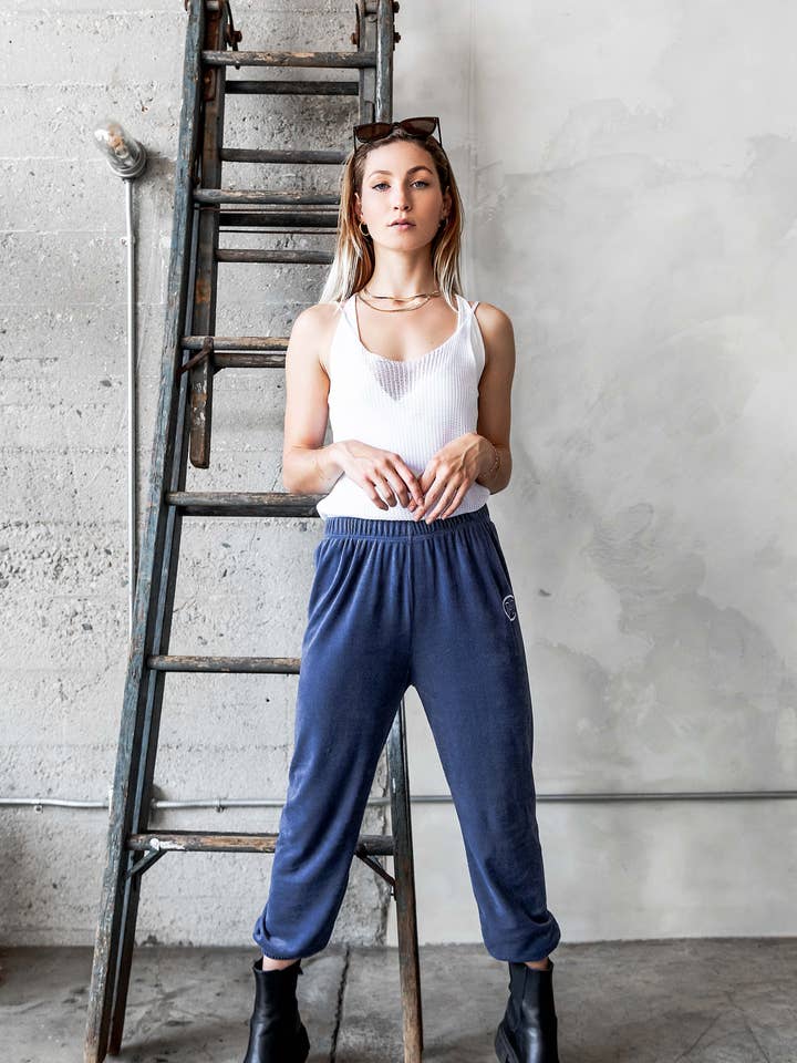 Joggingbroek van blauw velours met logo borduurwerk voor wholesale door KTNN Studio Inc.