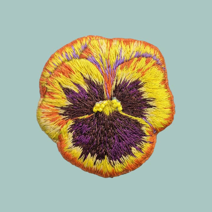 Broche med broderet stedmoderblomst for engroshandel hos Morphee broderie