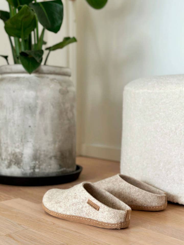 The Cozy Sheep - Wholesale Slides - Women's - Felted slippers with leather sole — Beige2