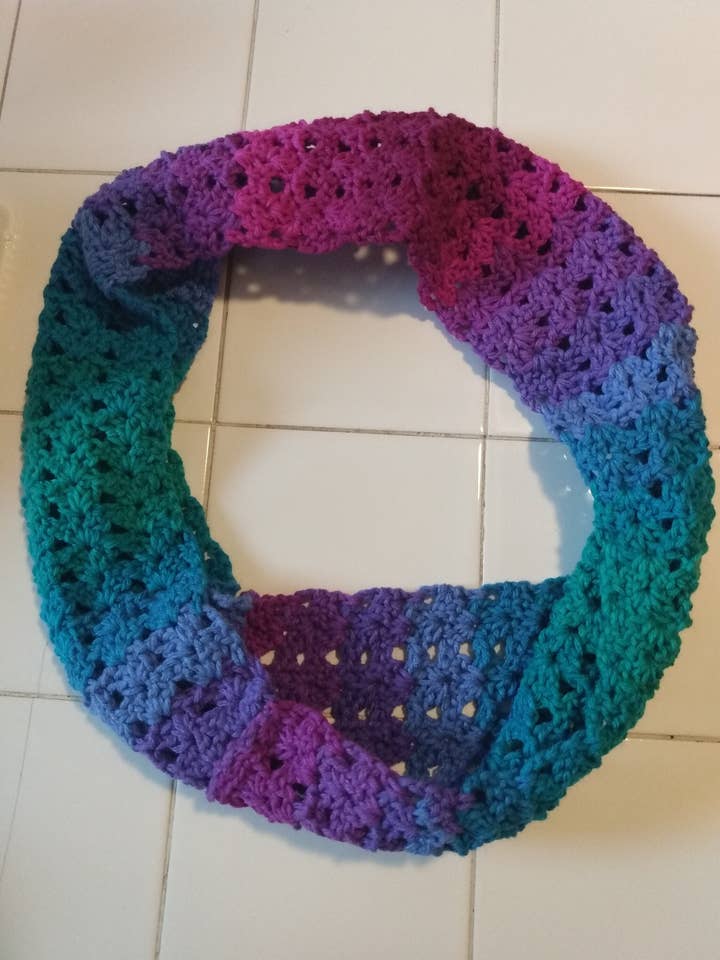 Écharpe Infinity violette et bleue, cache-cou épais pour la vente par Cold Stream Crafts