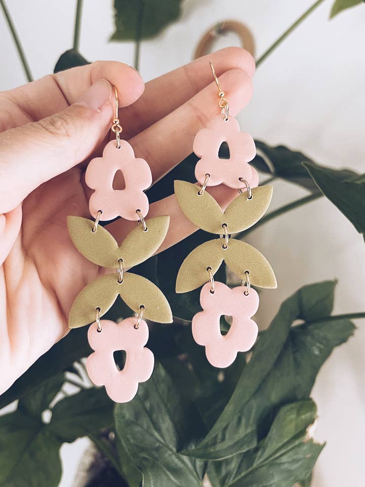 Boucle d'oreille Flora pour la vente par The Butterfly Effect